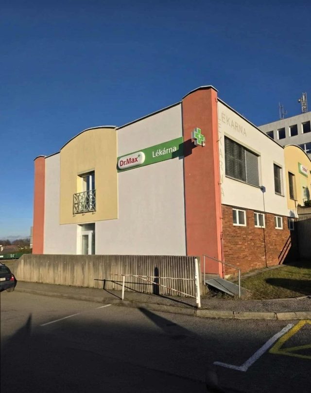 Budova Forest Fyzioterapie — vchod pod lékárnou Dr.Max, Václavská 49, Jindřichův Hradec